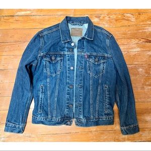 Medium wash Levi’s denim jacket